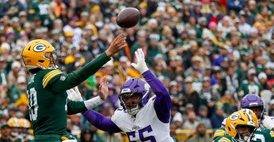 How Jordan Love &amp; Dontayvion Wicks converted an unlikely 3rd down