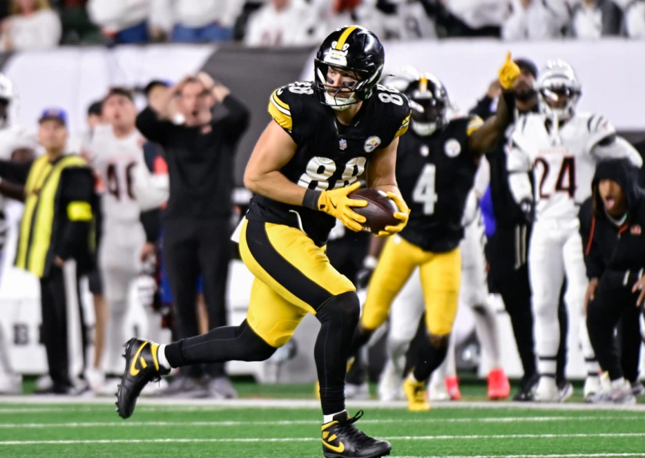 Steelers Nominate TE Pat Freiermuth for Art Rooney Sportsmanship Award