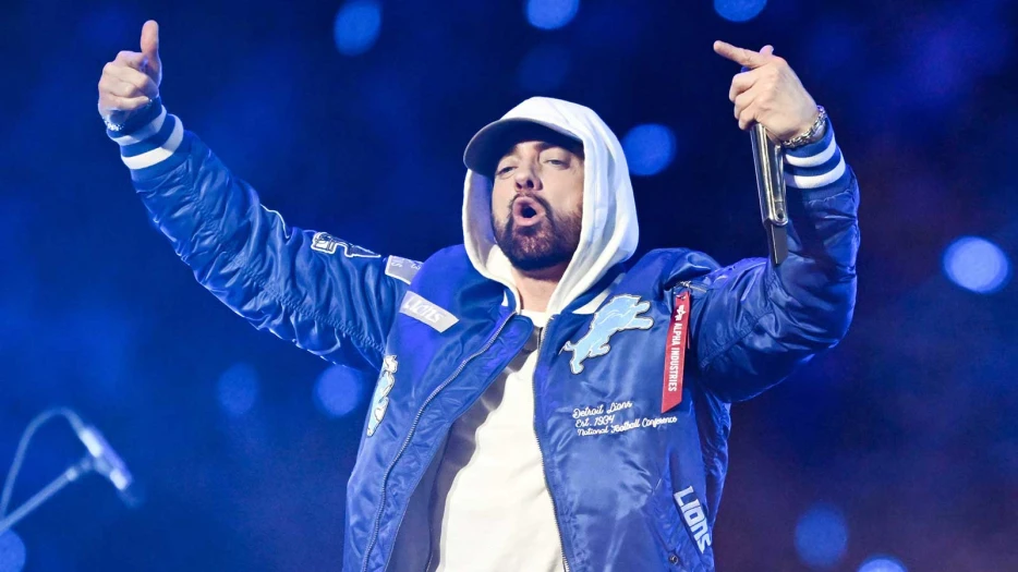 Eminem surprises Lions fans with Thanksgiving halftime appearance