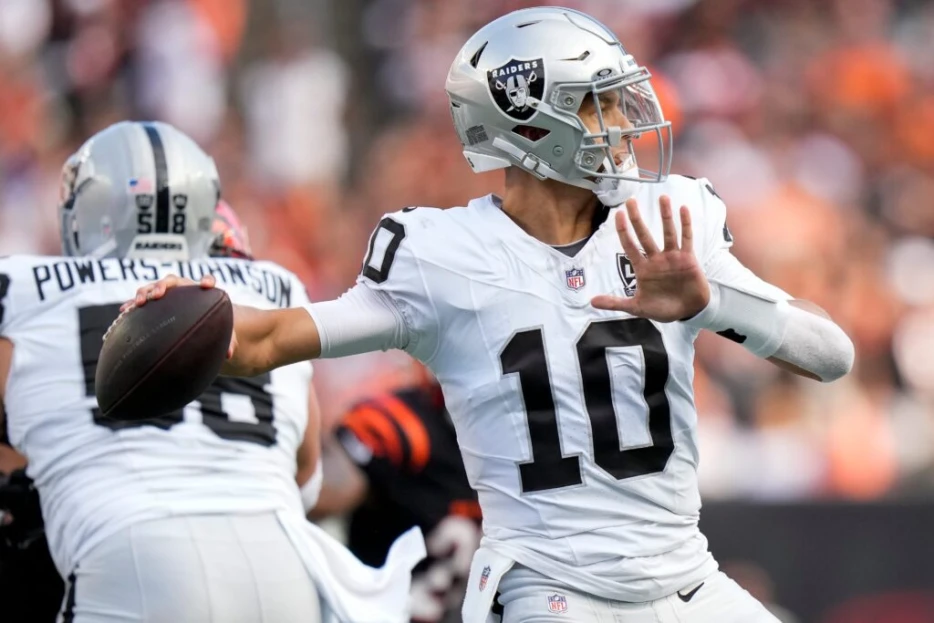 Vikings Bring Back QB Desmond Ridder