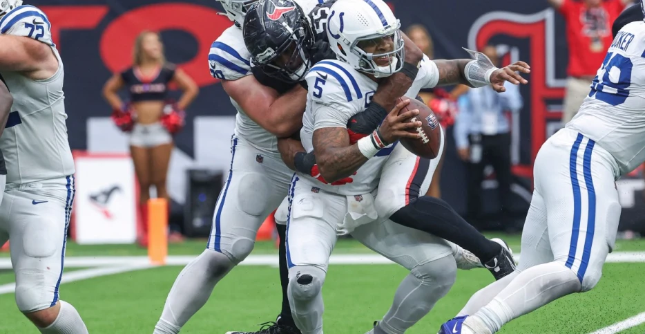 Daniel Jones’ fractured fibula an opportunity for Houston’s playoff chances