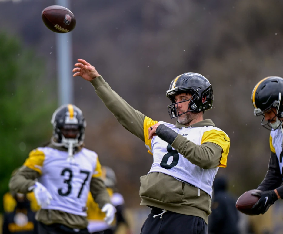 Mike Tomlin Updates Aaron Rodgers’ Status for Steelers-Bills Game