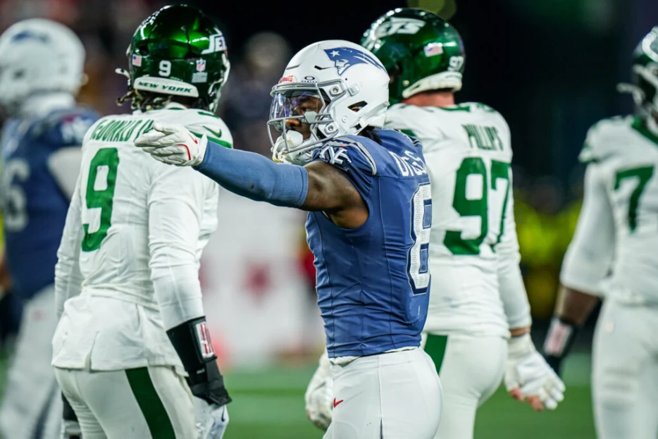 Patriots WR Stefon Diggs Has Played Through Fractured Finger