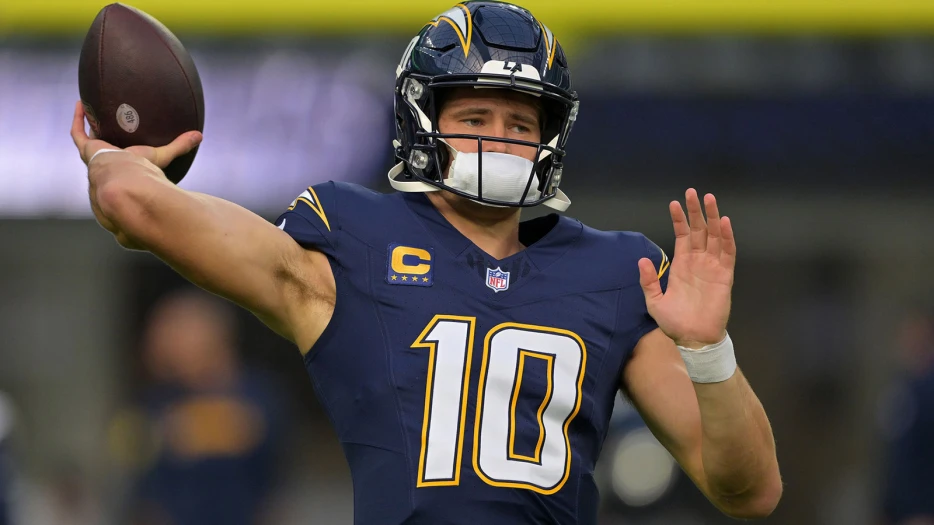 Chargers’ Justin Herbert returns after hand injury scare vs. Raiders