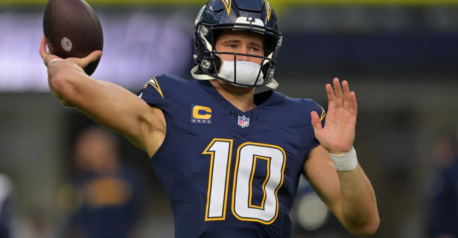 Chargers QB Justin Herbert suffers injury vs. Raiders