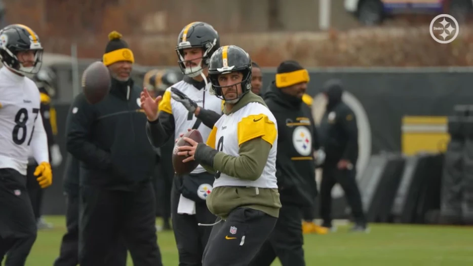 Rapoport: Aaron Rodgers Has Multiple Broken Bones In Wrist