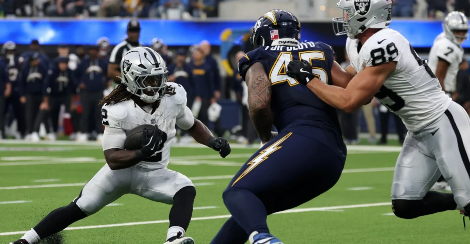 Ashton Jeanty active in passing game again