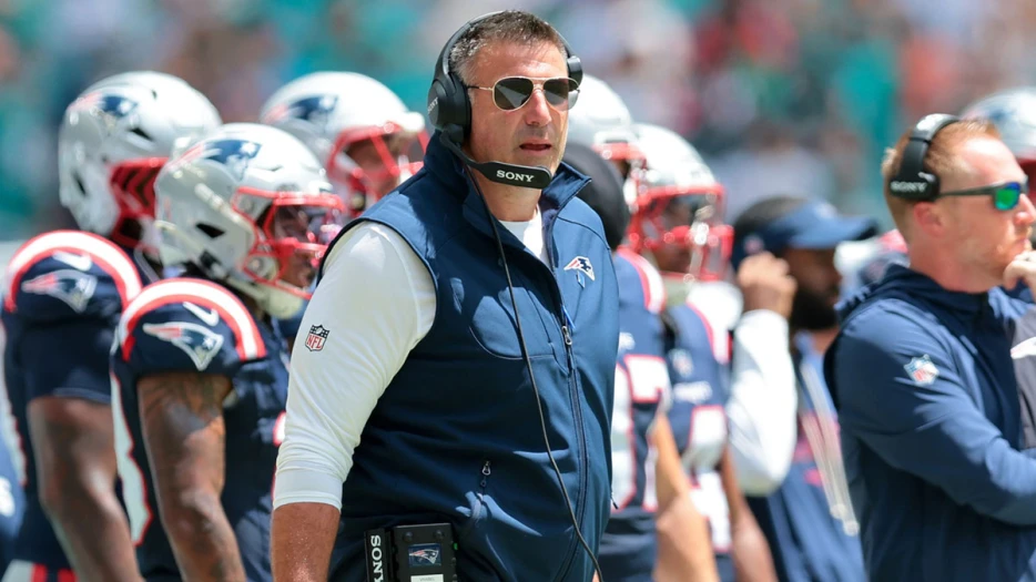 Patriots’ Mike Vrabel reveals why Jaxson Dart sideline hit was a teachable moment for Drake Maye