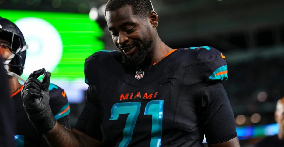 Dolphins re-sign offensive lineman Kion Smith