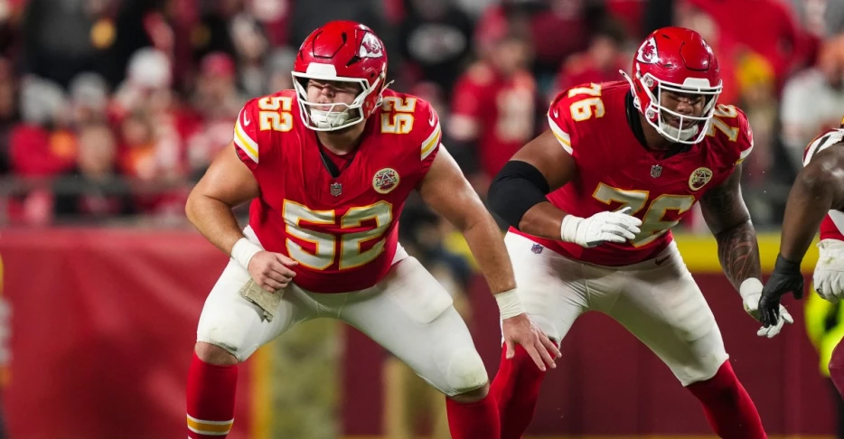 With playoff hopes tightening, Chiefs look to their anchor up front