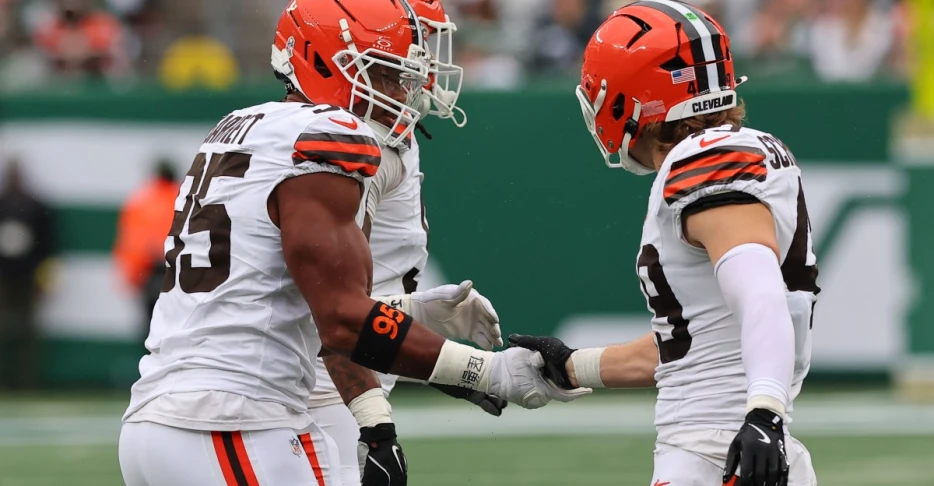 Daily Dawg Chow 12/05: Honors for Browns’ Garrett, Delpit, Schwesinger