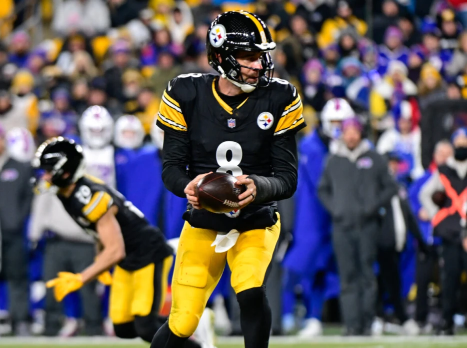 Wrist Watch: Will Aaron Rodgers Play From Under Center vs. Ravens?