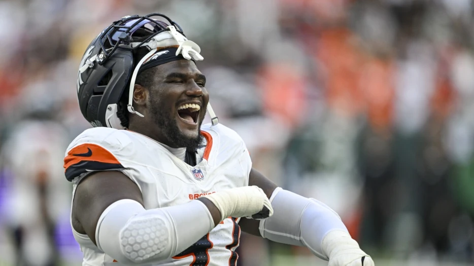 Broncos agree to three-year extension with DT Malcolm Roach