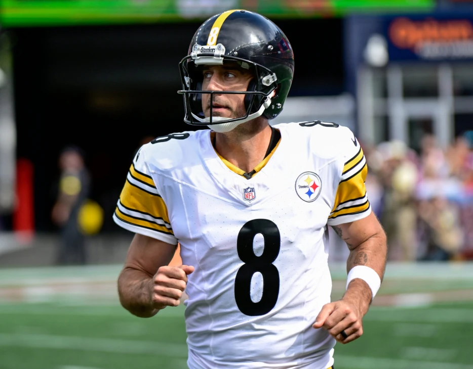 Rejuvenated Aaron Rodgers Leads Steelers over Ravens, Into First Place
