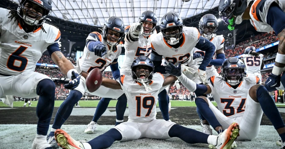 Broncos defeat Raiders and retake top seed in AFC