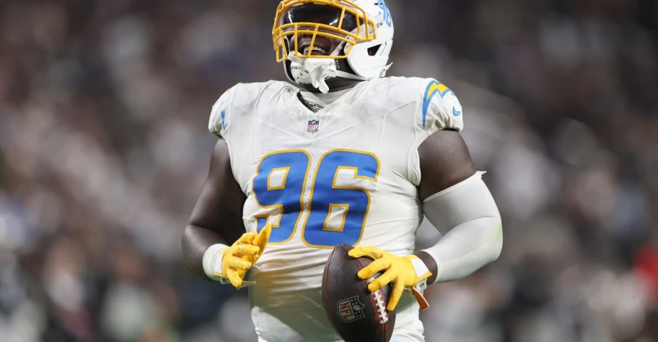 Chargers waive DT Naquan Jones