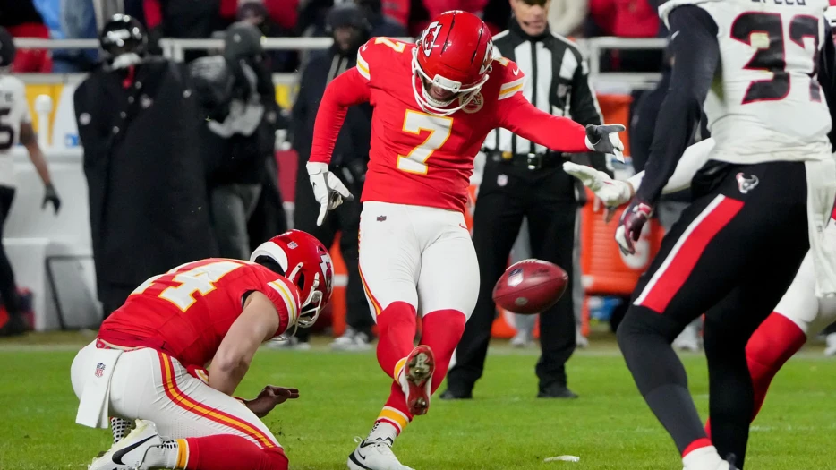 Chiefs’ Harrison Butker doinks field goal attempt before halftime vs. Texans