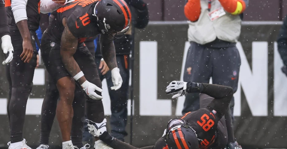 Daily Dawg Chow 12/08: Browns do a lot of dumb things and lose, 31-29
