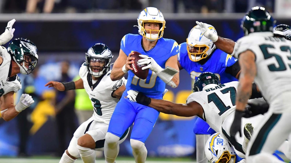 1 stat highlights Justin Herbert’s pass rush nightmare in Chargers-Eagles