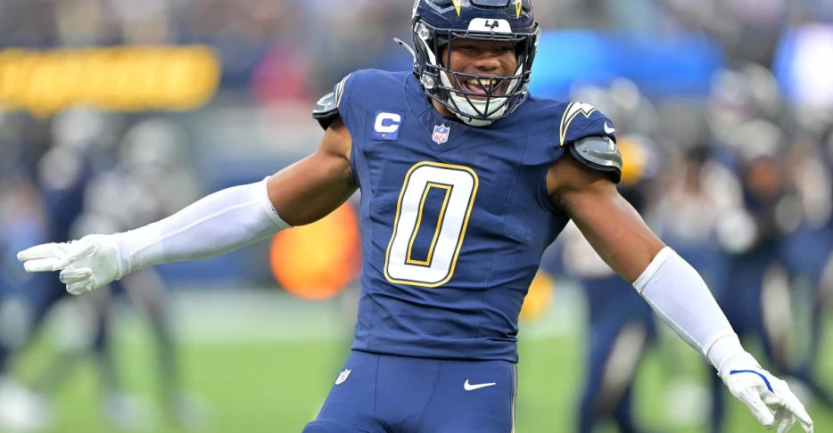 Chargers-Eagles Live Game Recap: Justin Herbert to tough out primetime matchup despite hand injury