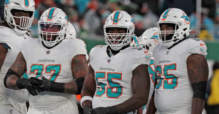 Dolphins’ Aaron Brewer has quietly become the NFL’s best center