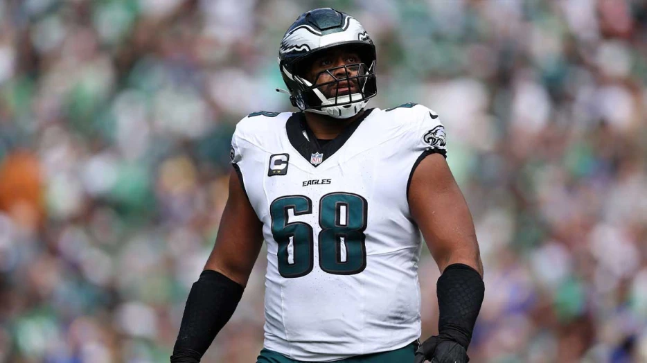Eagles’ Jordan Mailata, Mekhi Becton share big man hug before MNF