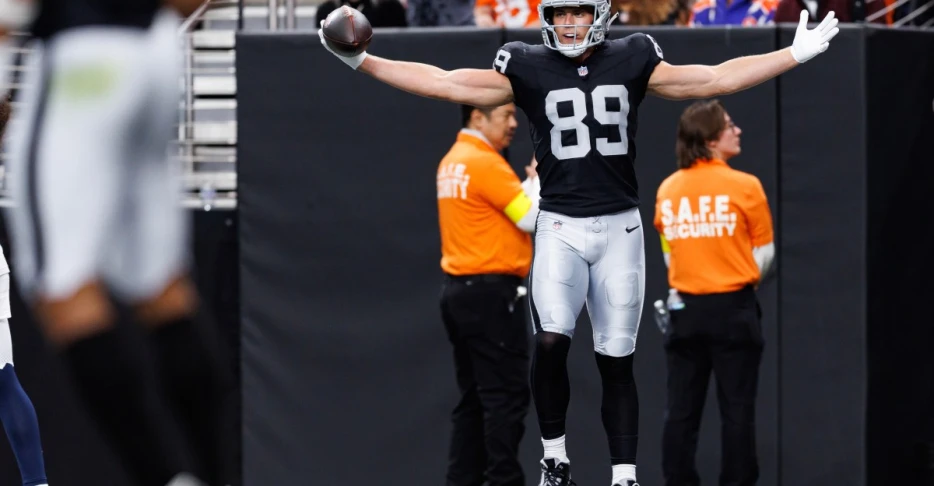 Brock Bowers plays every snap