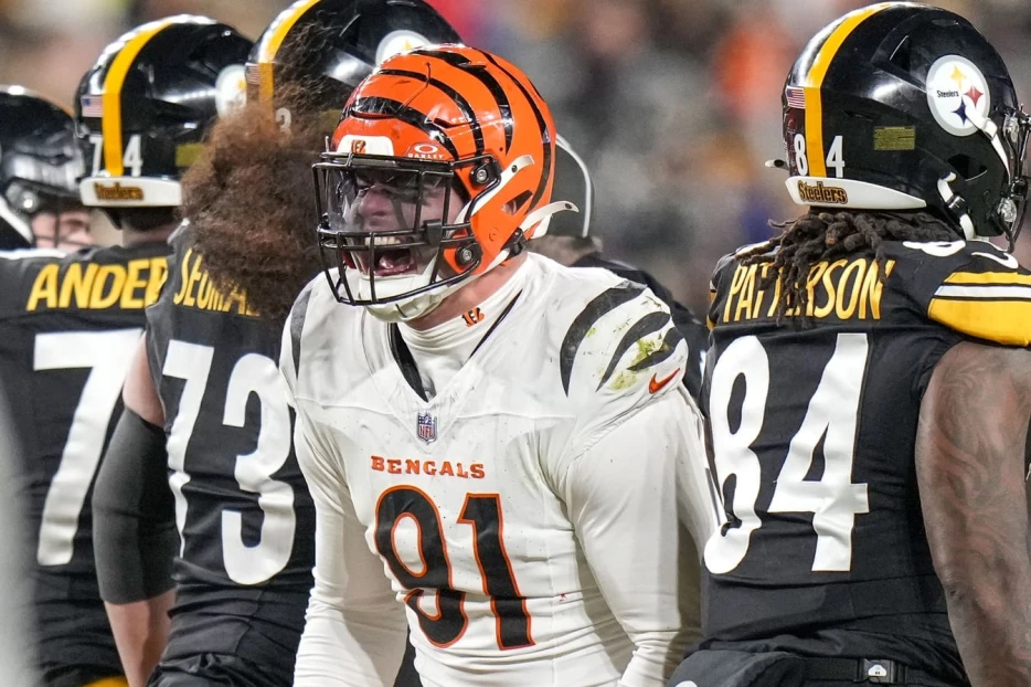 Bengals Officially Placing DE Trey Hendrickson On IR