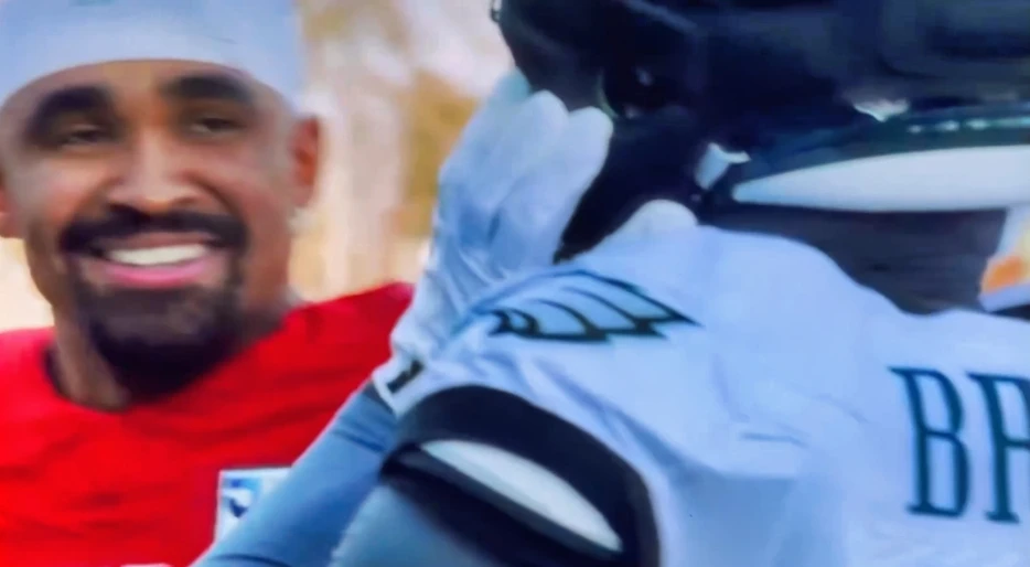 “Hard Knocks” Cameras Catch Jalen Hurts &amp; AJ Brown’s Interesting Sideline Interaction at Practice Amid Growing Beef Rumors [VIDEO]