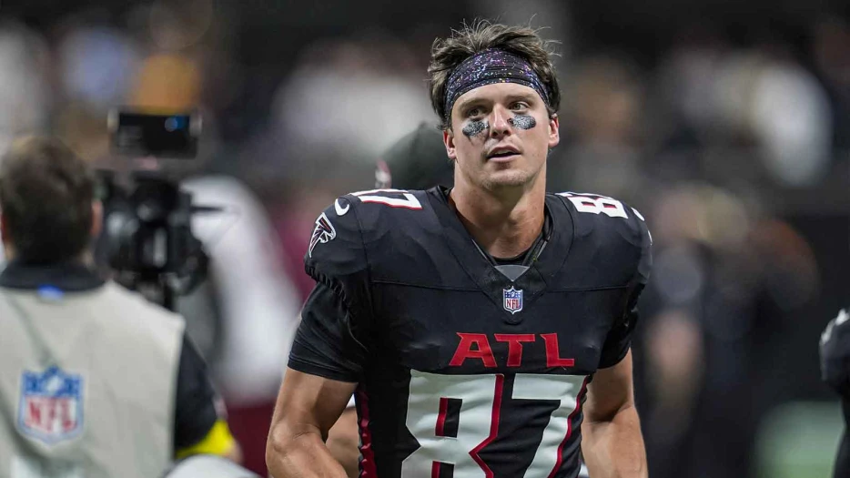 Falcons’ fans dunk on David Sills V after he drops wide open TD vs. Buccaneers