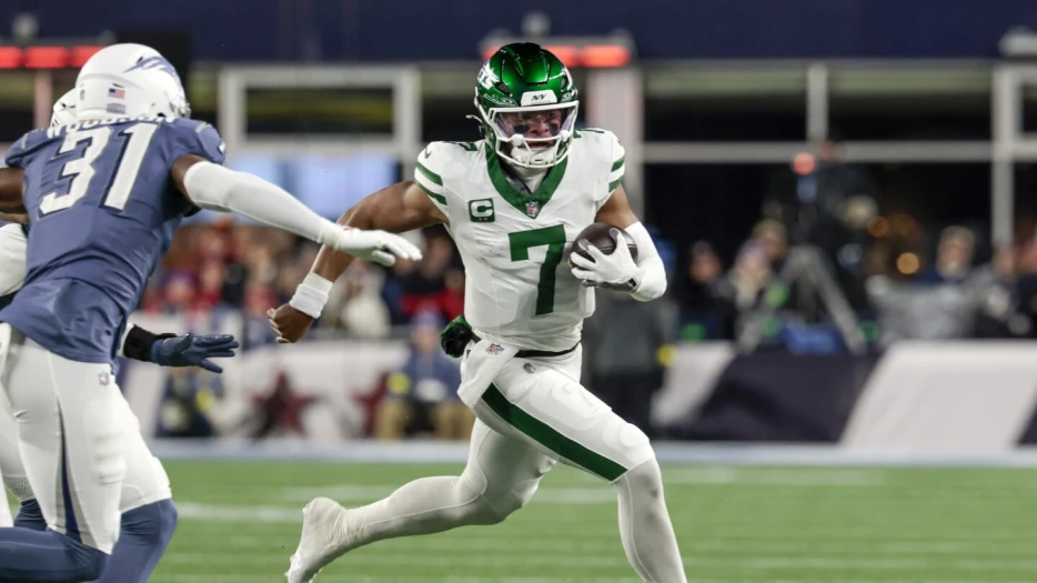 Aaron Glenn says Justin Fields running more isn't the answer: He's not a running back