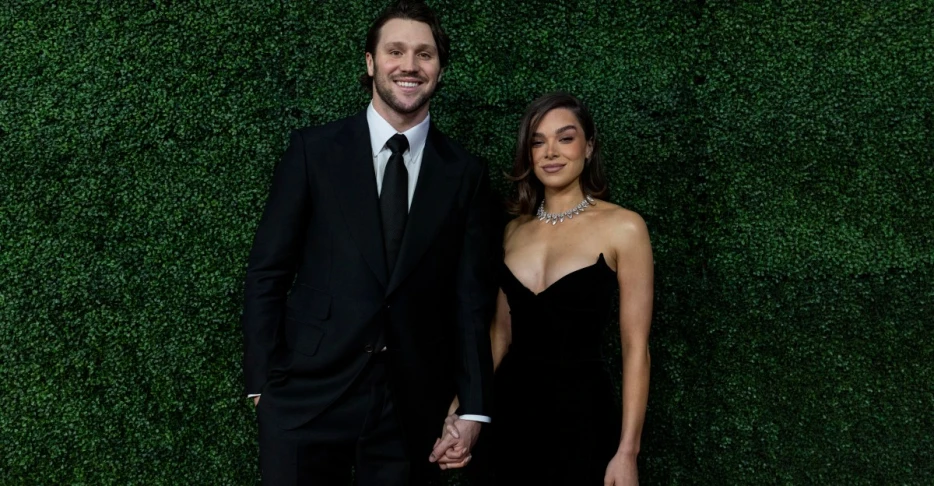 Buffalo Bills QB Josh Allen and wife Hailee Steinfeld are expecting