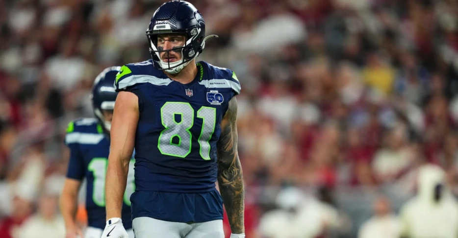 Seahawks extend veteran tight end Eric Saubert
