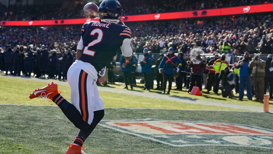 Bears’ DJ Moore shuts up questions for at least 1 week with 2-TD day
