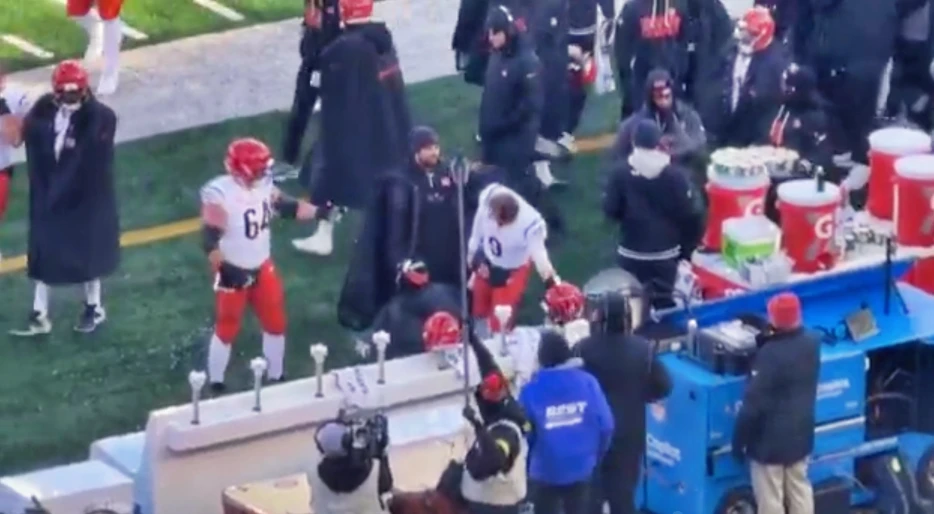 Cameras Caught Joe Burrow Getting Called Out By His Teammate On The Sideline – His Body Language &amp; Reaction Says It All [VIDEO]