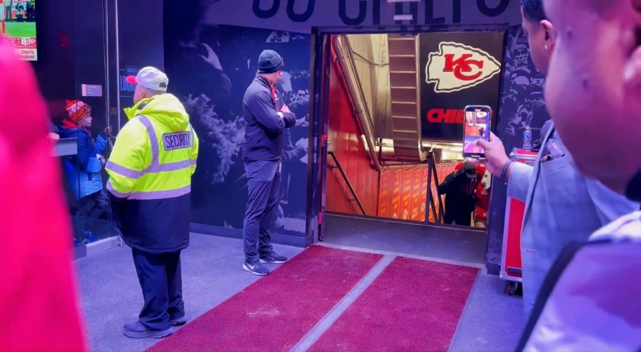 Cameras Caught Patrick Mahomes’ Heartbreaking Reaction After Suffering Serious Knee Injury vs. Chargers [VIDEO]