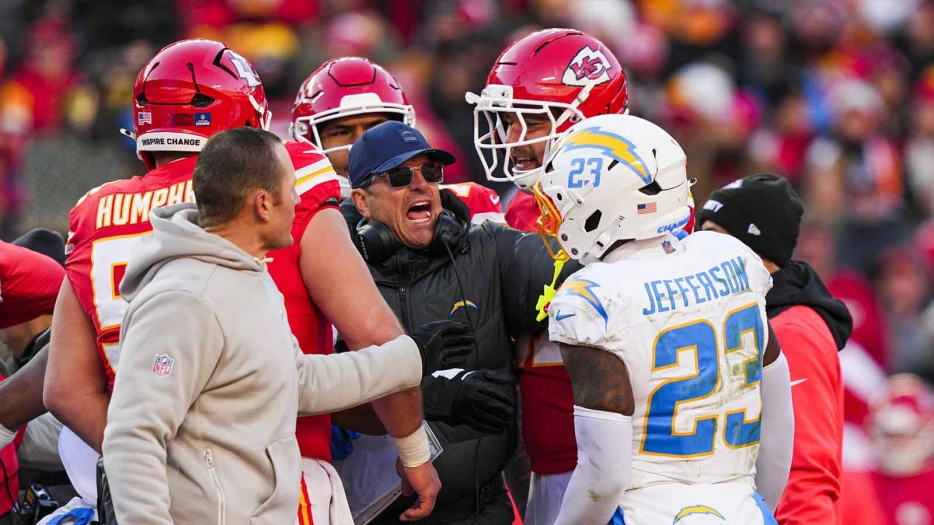 Chargers’ Tony Jefferson flips off Chiefs crowd after ejection for big hit on Tyquan Thornton