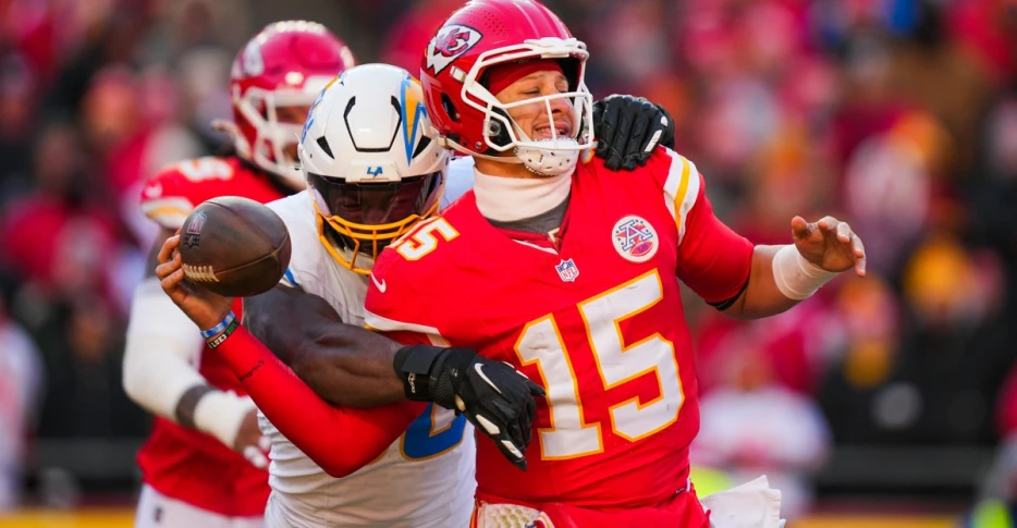 Patrick Mahomes leaves loss to Chargers with an injury