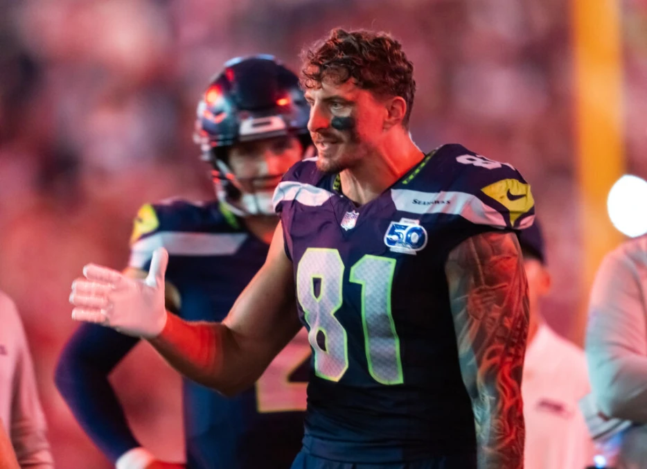 Seahawks, Eric Saubert Agree To Extension