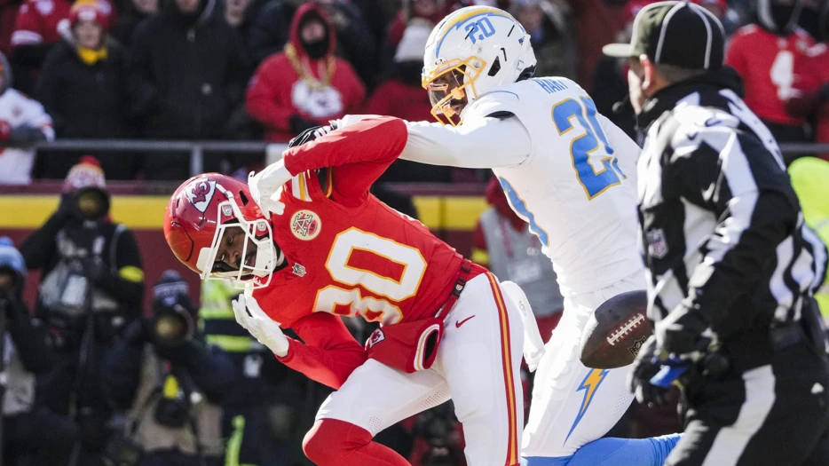 Watch Chiefs’ Tyquan Thornton get bear-hugged with no pass interference call