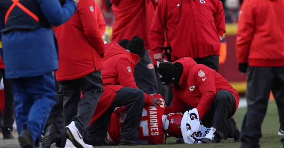 Chiefs confirm Patrick Mahomes tore ACL in left knee