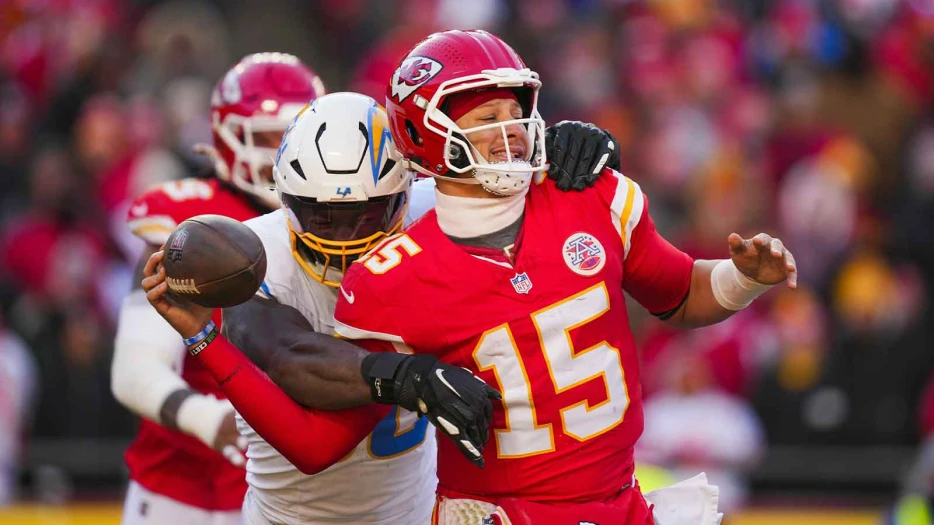 Chiefs QB Patrick Mahomes Suffers Torn ACL
