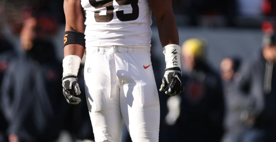 Daily Dawg Chow 12/15; Browns get wrecked, Myles gets closer to record