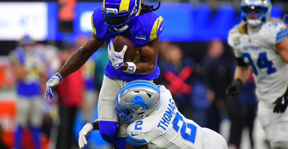 Davante Adams leaves game with leg injury