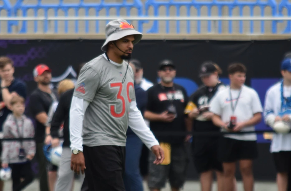 Dolphins Safety Minkah Fitzpatrick Leaves Game with Injury