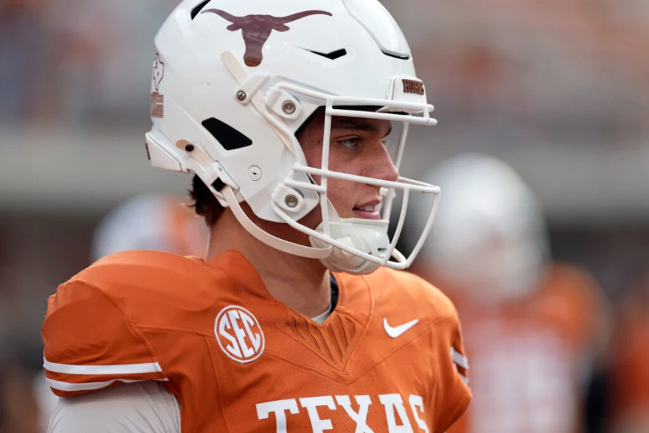 QB Arch Manning To Remain At Texas For 2026 Season
