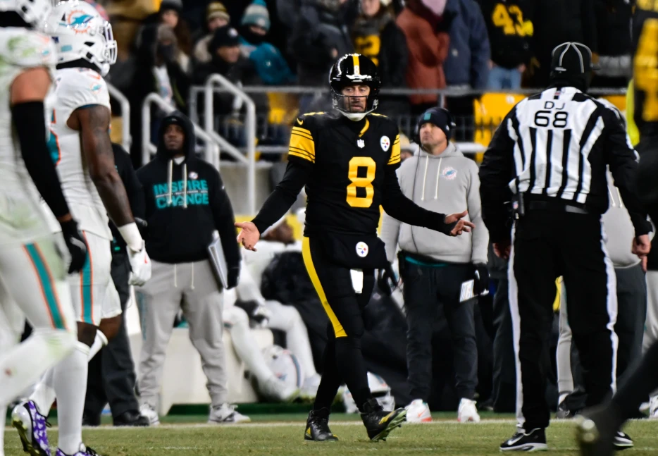 Aaron Rodgers Hilariously Trolls Dolphins Player