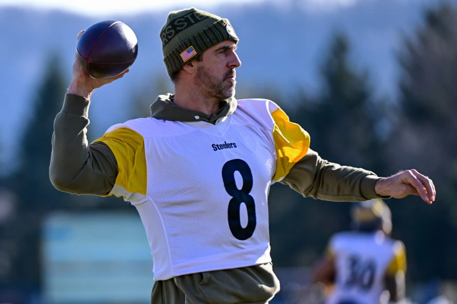 Aaron Rodgers Ditches Cast at Steelers Practice