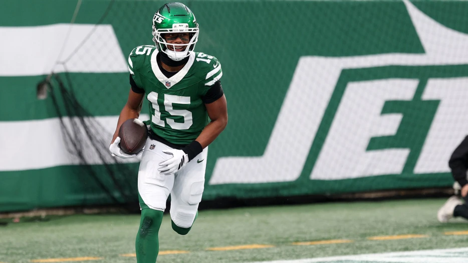 Jets’ Tanner Engstrand glows over Adonai Mitchell
