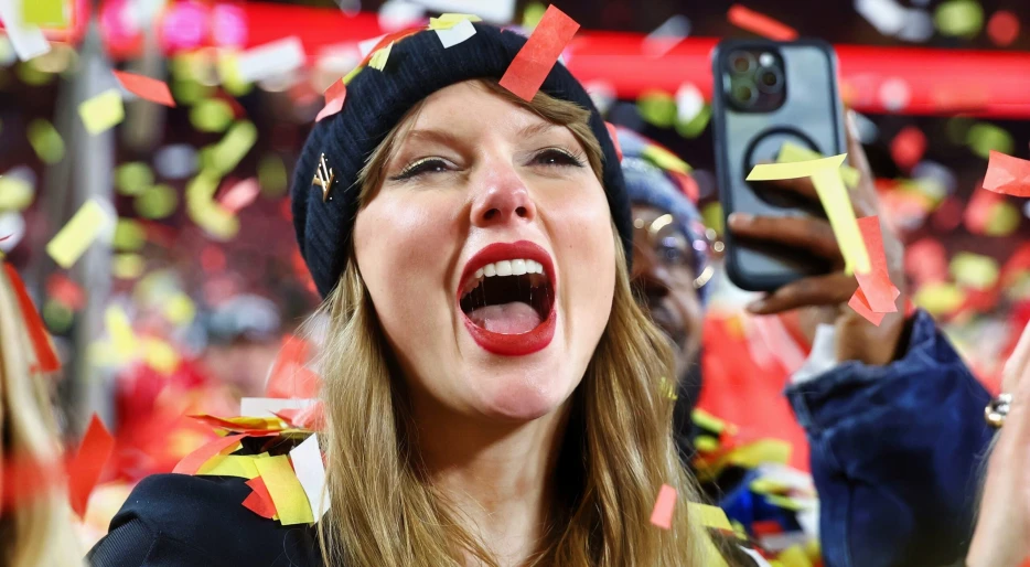 Sales For Odd Item Spike To “Insane” Levels After Taylor Swift Was Spotted Using It At Chiefs Game [PHOTOS]